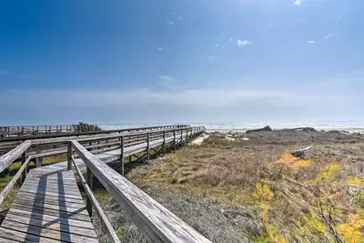 Private Beach + Oceanfront Balcony: Freeport Home