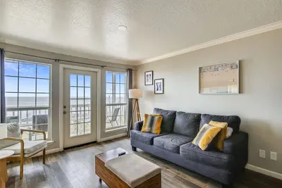 Vista View | Gulf Views, Directly on Seawall!