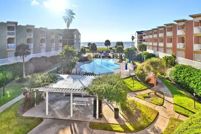Little Cajun Hideaway | Shared Pools, Gulf Views!