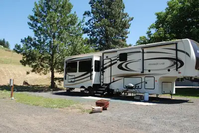 Image de 2019 40' 5th wheel on quiet property in the country with spectacular river views