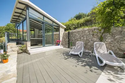 Image de Maison en Pierre Ă Podgora avec Vue Mer
