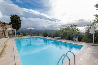 Ferme historique avec piscine