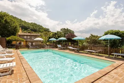 Image de Maison Ă Assise avec piscine et nature