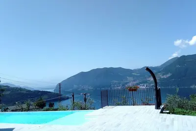 Image de Villa moderne à Marone avec piscine privée