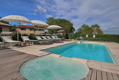 Image de Ferme avec piscine א Montelabbate