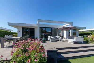 Image de Villa avec ponton privי