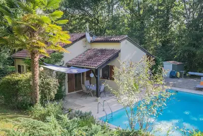 Image de Maison de vacances tranquille avec grande piscine