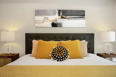 Image de Tranquil Luxe • Steps to Downtown • King Beds • W\/D in-unit • gigabit WiFi