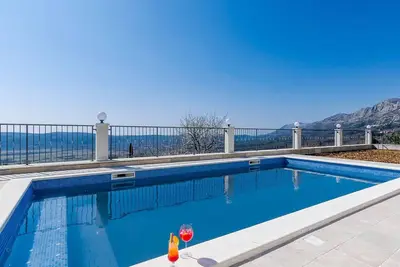 Image de Villa de luxe Ă Gruda avec piscine