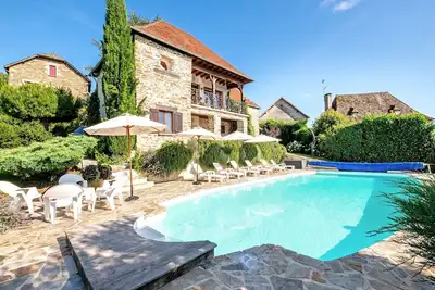 Image de Maison en pierre avec piscine et jardin