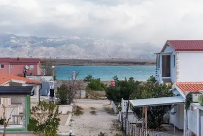 Image de Appartement simpliste à Vir avec jardin