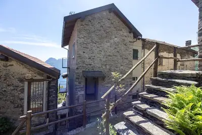 Image de Refuge confortable au-dessus du lac de Côme