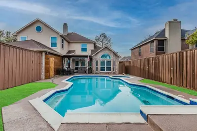 Image de Discount Included! Stunning, Modern, Spacious Getaway fits any group, 2 game rooms, Hot tub by RedAwning