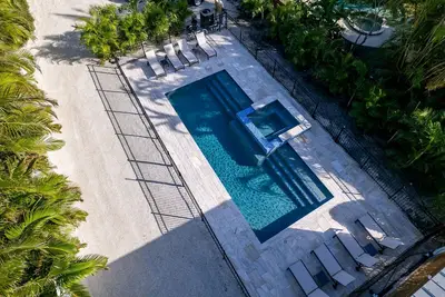 Image de Sunrise Bay Unit B! Heated pool! Walk to beach!