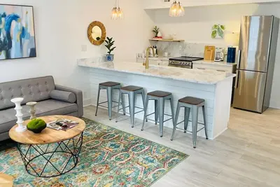 Image de Location & charm on a quaint street in a desirable area of downtown Charleston