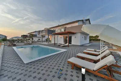 Image de Villa moderne de 4 chambres avec piscine chauffée pouvant accueillir jusqu'à 8 personnes