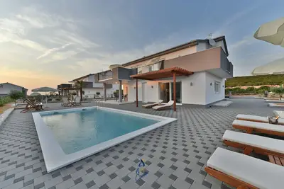 Image de Villa moderne de 4 chambres avec piscine chauffée pouvant accueillir jusqu'à 8 personnes près de Zadar