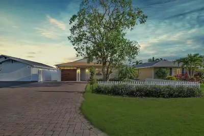 Charming house in Naples Park one mile from Vanderbilt Beach