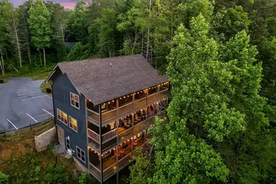 Image de Mountain Chalet in Gatlinburg with Indoor Pool, Game Room, Hot Tub & 3 Decks!