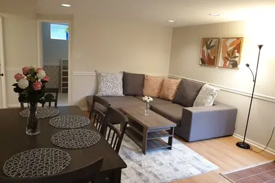 Image de 2-Bedroom Suite with full kitchen - 3 min drive to seawall