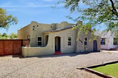 Image de Charming bungalow near U of A with central Ac, WiFi, washer/dryer & kitchen