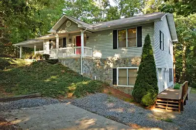 Image de 2 houses in one/Great for multi family grps. King suite. Walk to Lake Junaluska