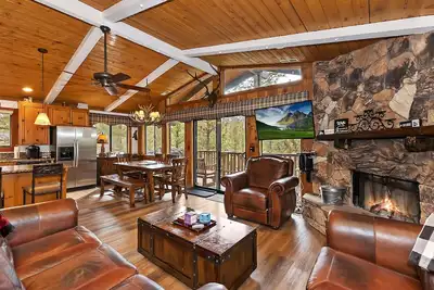 Image de Moonridge Cabin 4b/2b, Hot Tub, Slope View, Games!