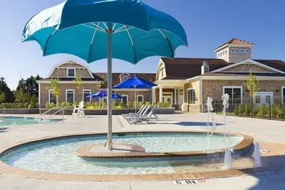 Image de 4 chambres, adapté aux enfants, concept ouvert, plage/magasins.