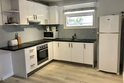 Image de Downstairs Ground floor simple 2br duplex opposite Lake