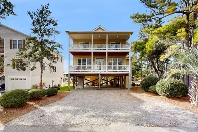Image de Serene island escape with two balconies & spacious layout - walk to beach