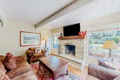 Image de Stylish condo near the slopes & town with shared pool and WiFi - walk to lifts