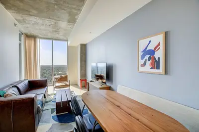Image de Historic Rainey Street condo - stunning lake-view balcony - rooftop pool & gym