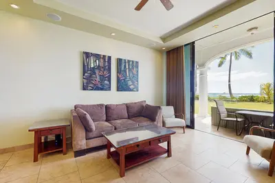 Image de Beachfront condo with ocean-view patio, central ac, pool & beach access