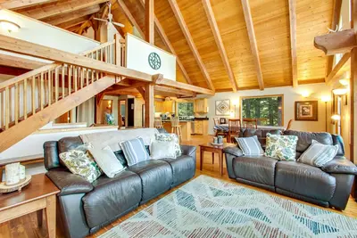 Image de Mountain-view cabin near golf w/ wood stove, game room, volleyball, & basketball