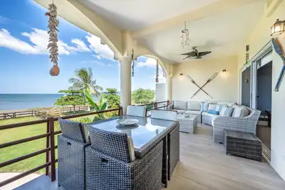 Image de Ocean view beachfront condo w\/ pool access, WiFi, and private Bbq grill