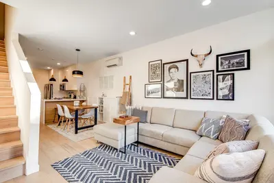 Image de Dog-friendly city escape with rooftop deck, full kitchen, partial Ac & free WiFi