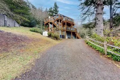 Image de Woodsy retreat near the beach with WiFi, washer/dryer & gas fireplace