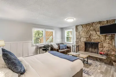 Image de Studio with updated interior, fireplace & W/D - Vail Village bus access