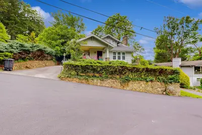 Image de Classic home with central Ac, dedicated workspace & grill