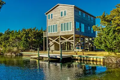 Image de Canalfront home with private dock, sunset views & fast WiFi - 2 dogs welcome