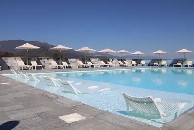 Image de hotel residence between sea and mountains, ideal for families.