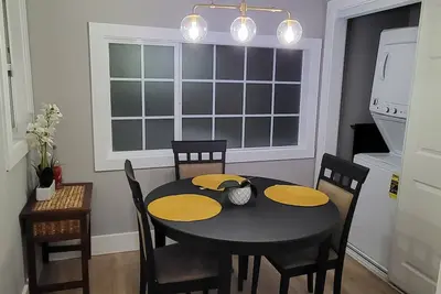 Image de Cozy 2 Bedroom awaits you - close to everything