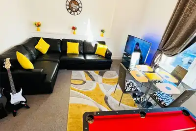 Luxury 2 Bedroom Entire Apartment - Self Check in / out – Perfect for 6 Guests