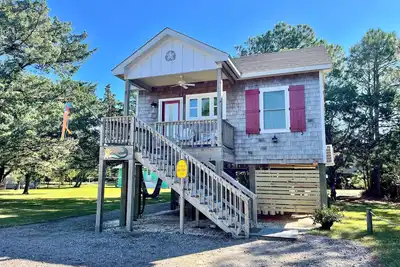 Image de After Math:  Comfortable open floor plan and screened porch