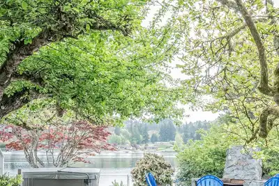 Image de Quiet Waterfront Home with outdoor fireplace, Hotub & private beachfront