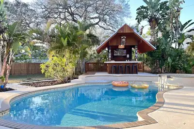Image de Tiki Oasis on 0. 6 acres- 5 min to the beach, clean and modern.