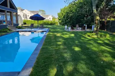 Image de East Hampton Village! Excellent Location! Walk to Town New heated pool!