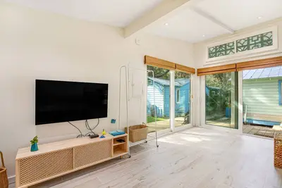 Image de Comfy cottage near the beach with central Ac, fast WiFi & yard - dog-friendly