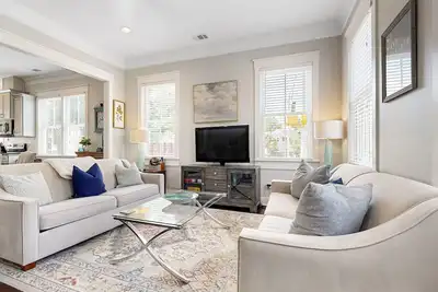 Image de Bright & beautiful home with a darling patio, WiFi, central A/C, & gas grill