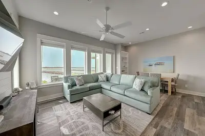 Image de Waterfront haven with Bay views, patio, luxe suites, and shared dock and pool
